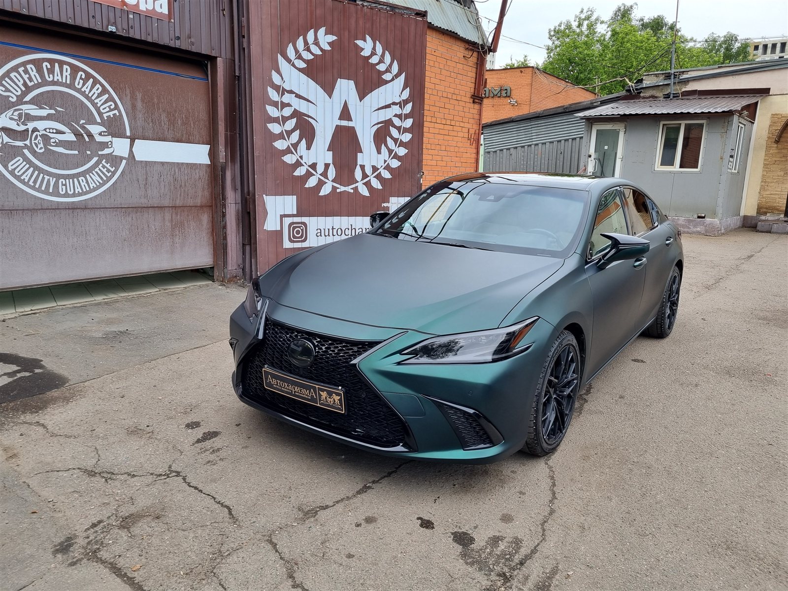 Lexus ES после оклейки плёнкой — изумрудный сатин